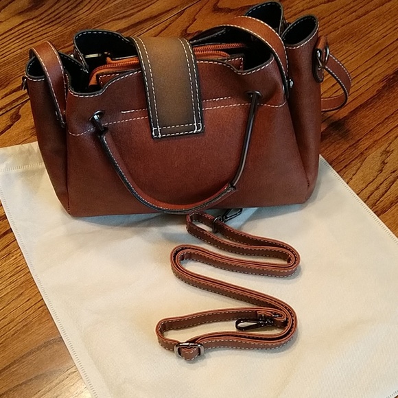 *MAKE AN OFFER!* Crossbody, vegan leather bag - Picture 3 of 4